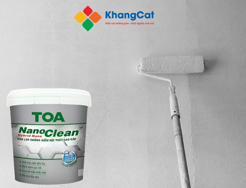 Thi công sơn lót chống kiềm nội thất TOA bằng cọ, rulo hoặc máy phun sau khi xử lý sạch bề mặt.