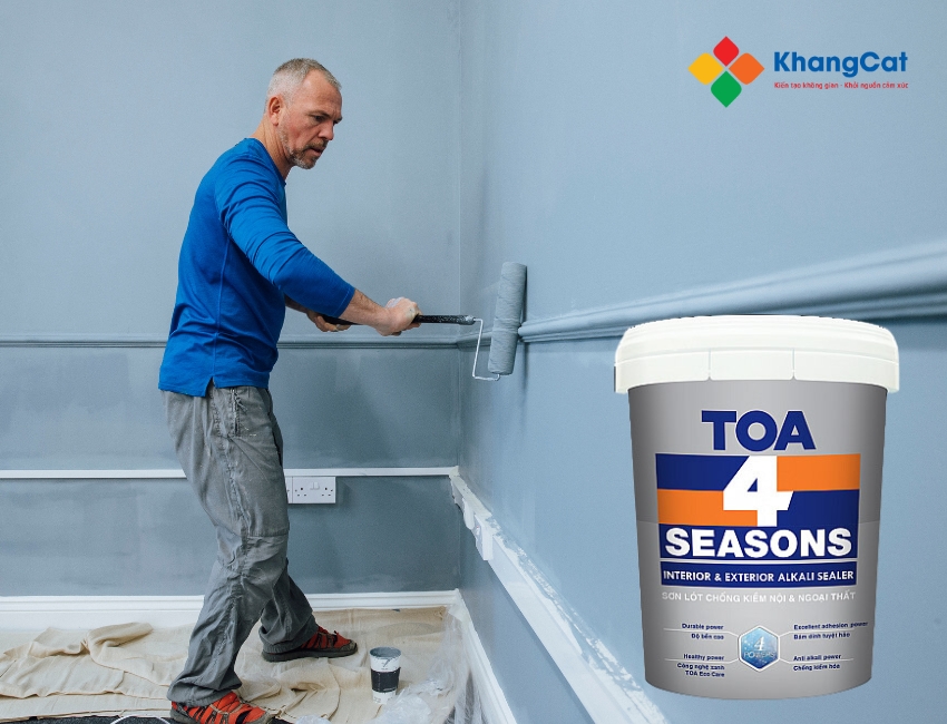 Thi công sơn lót TOA 4 Seasons giúp tạo lớp nền vững chắc, bảo vệ bề mặt khỏi kiềm, nước và các tác nhân môi trường.